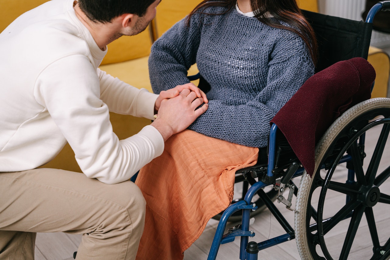 Disabilità: donne a rischio maggiore di violenza e il nodo degli anziani non autosufficienti in aumento episode artwork