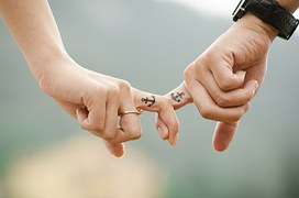 hands-437968__180
